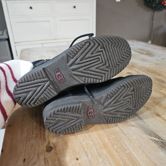 UGG Kesey Boots - Picture 9 of 10